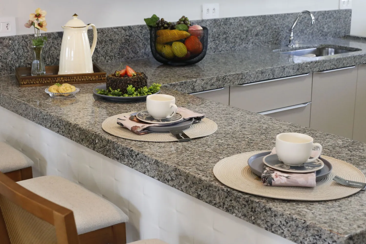 Barra de cocina con encimera de granito gris