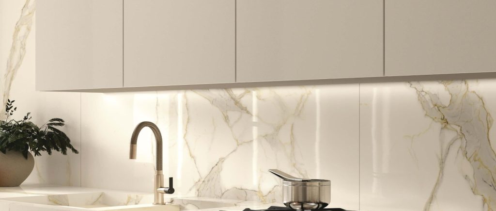 Cocina con encimera de piedra sinterizada Laminam Calacatta Michelangelo