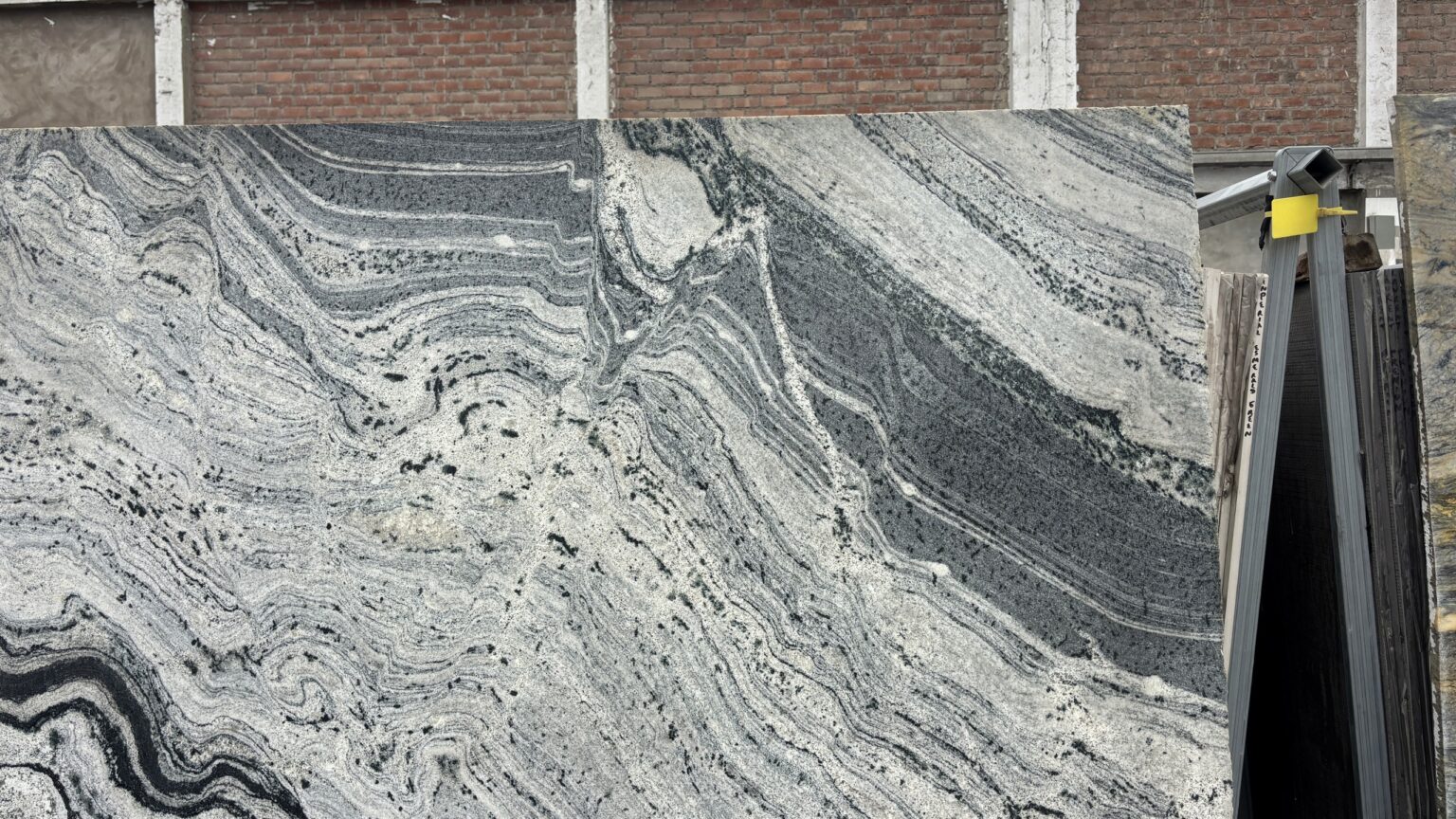 La plancha de Antartic White de cerca
