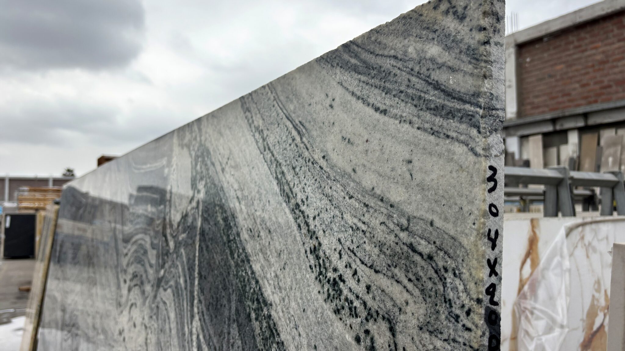 Superficie y canto de la plancha de Antartic White