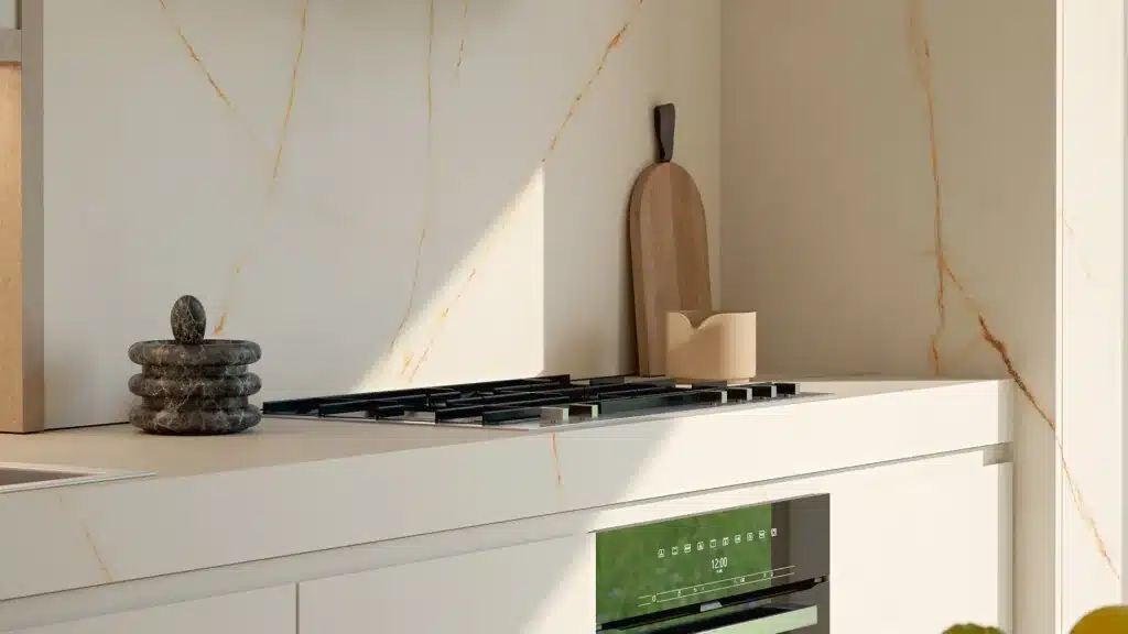 Detalle de encimera y revestimiento Laminam de veta dorada