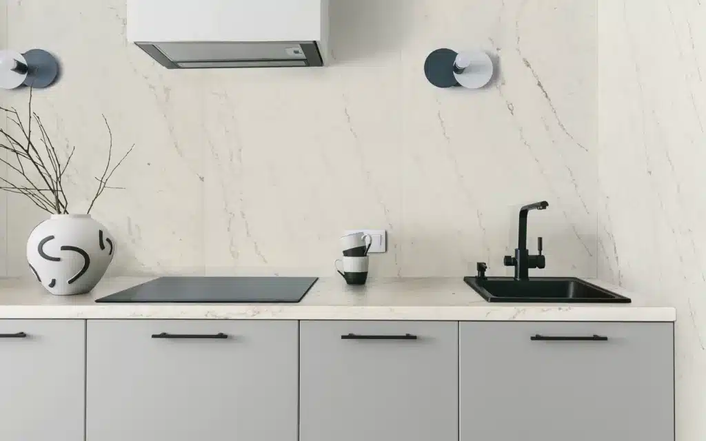 Cocina con encimera clara de cuarzo Santamargherita Trevi