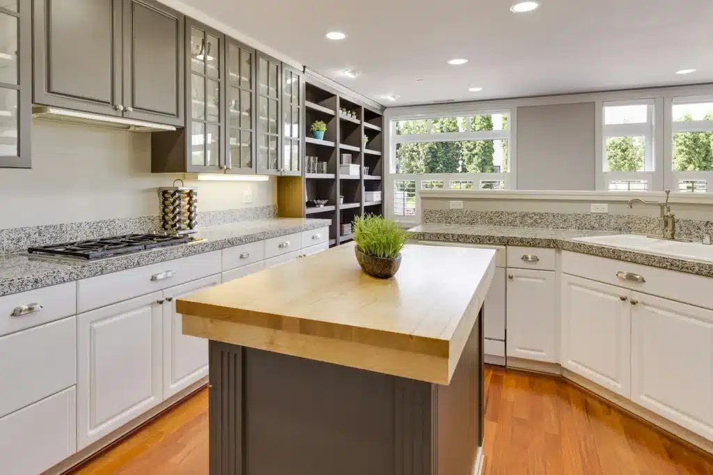Cocina con encimeras de granito natural y mobiliario claro