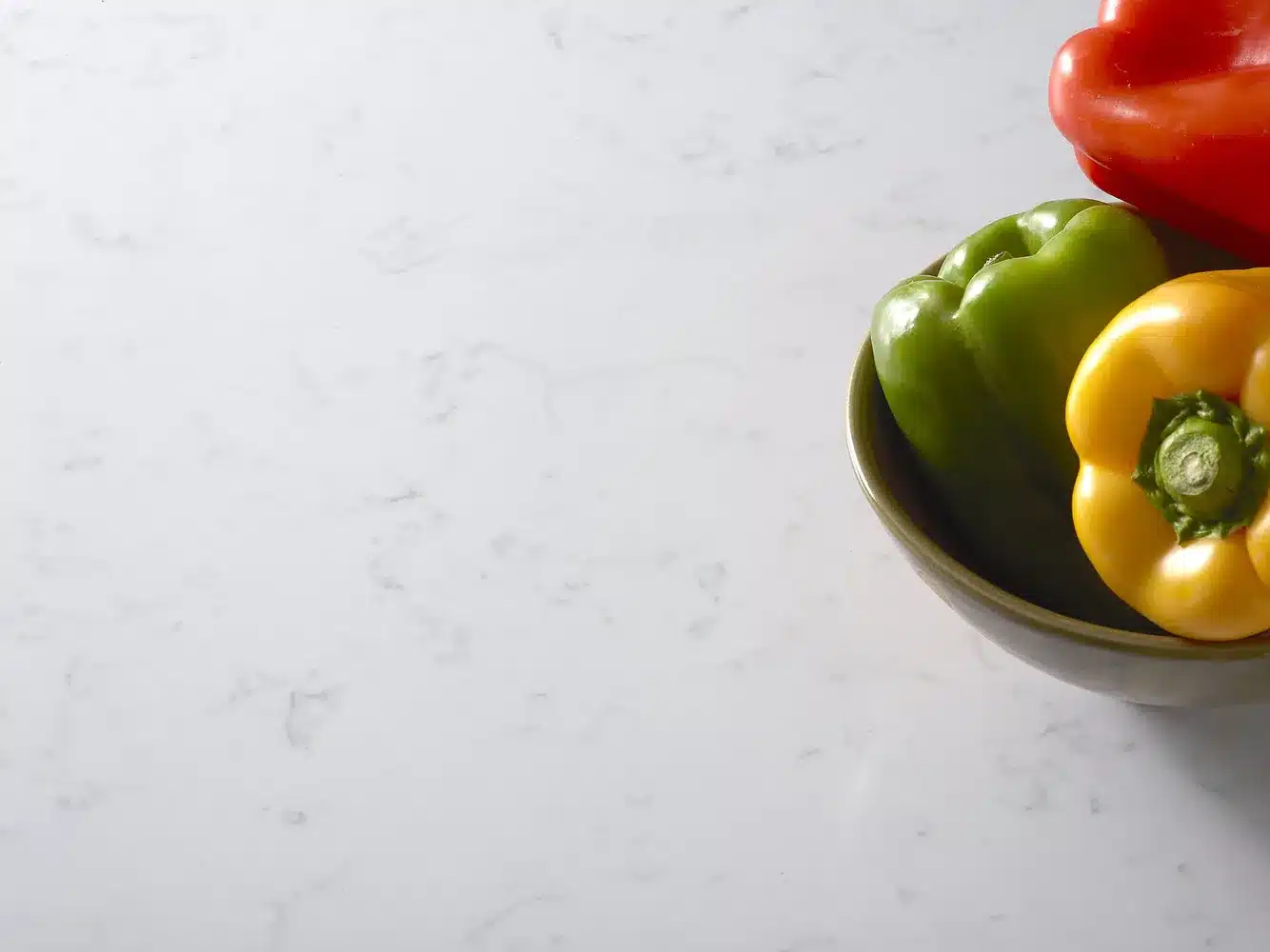 Encimera blanca de cuarzo Santa Margherita preparada para uso en cocina