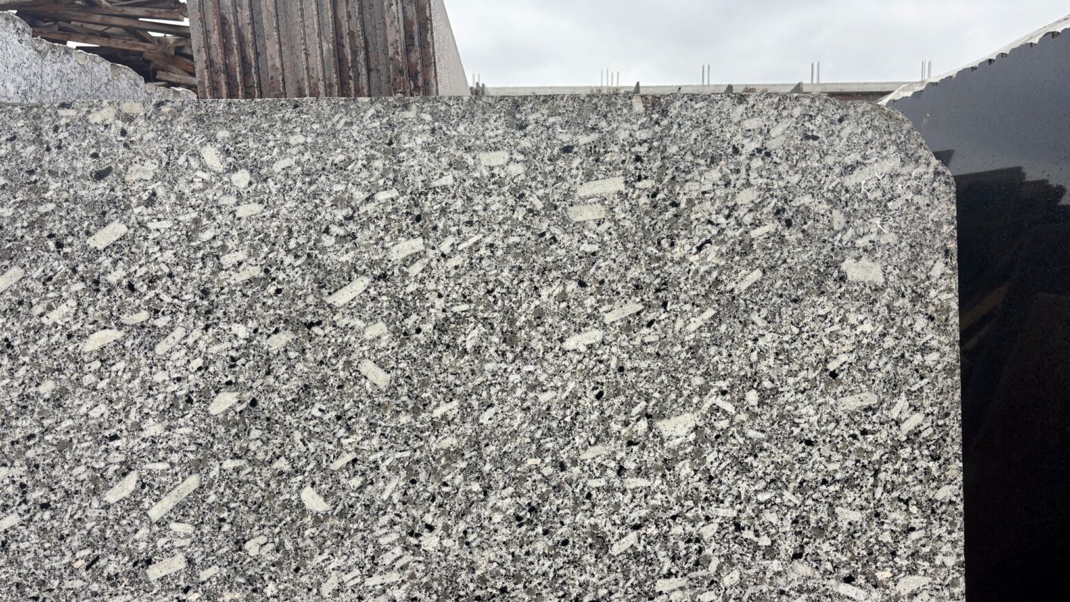 La plancha de Gris Novo de cerca