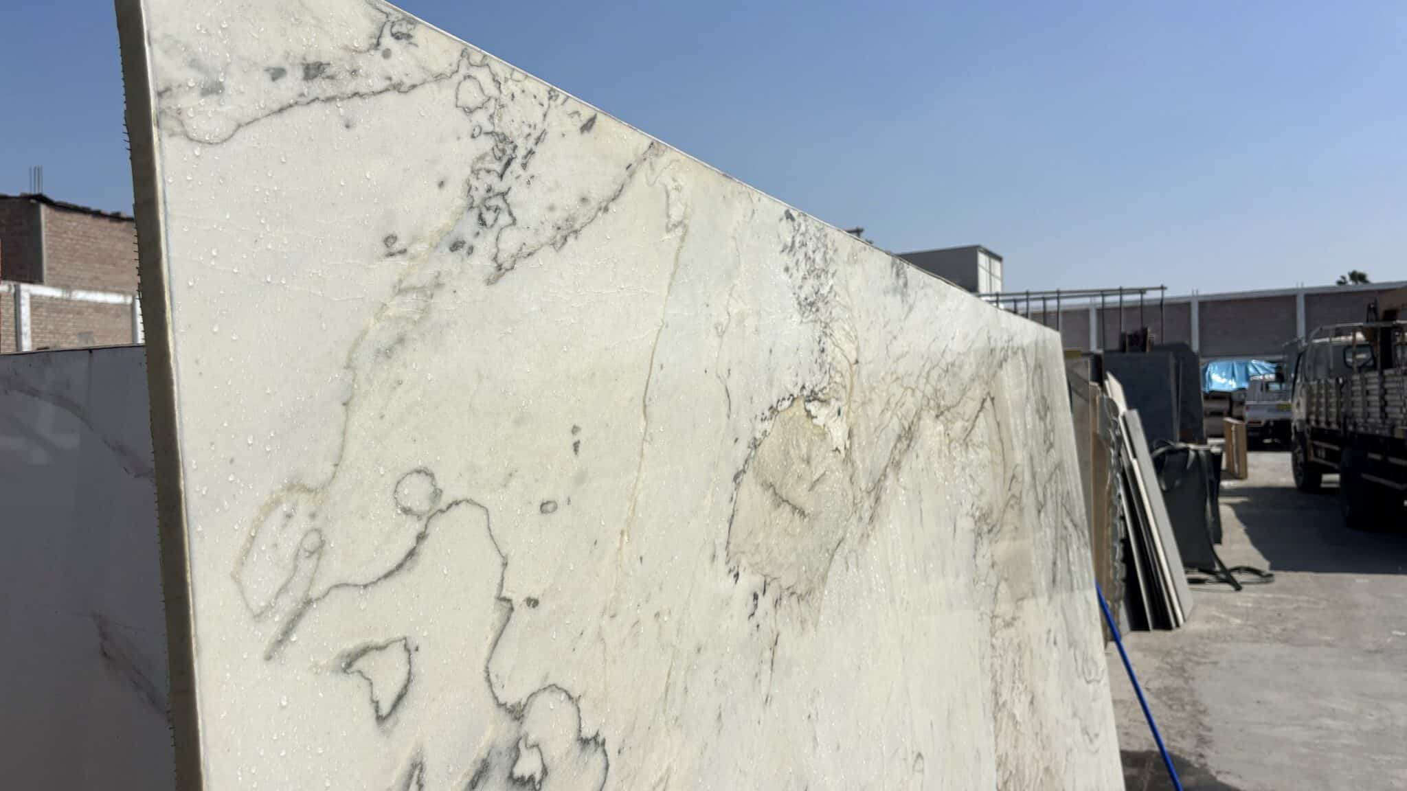 Superficie y canto de la plancha de Statuarieto